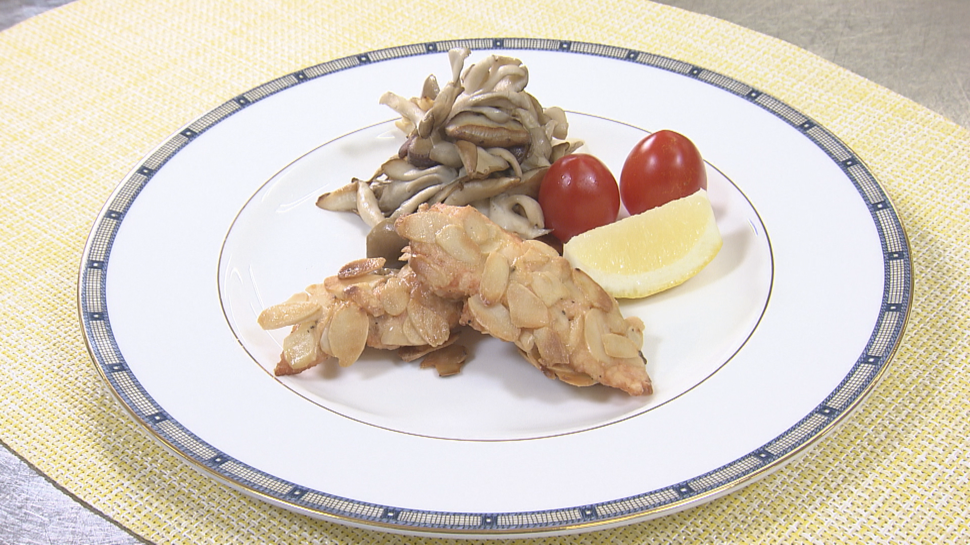 カルシウム食品と一緒に<br>鮭のアーモンド焼き<br>きのこ添え