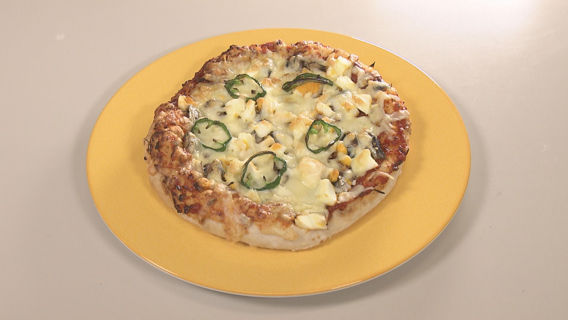 頭の健康を考えた創作料理<br>オイルサーディンと卵のピザ